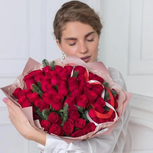 Зимний букет из красных роз 