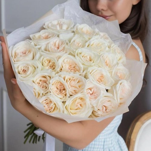 Букет из 25 парфюмированных пионовидных роз White O'Hara