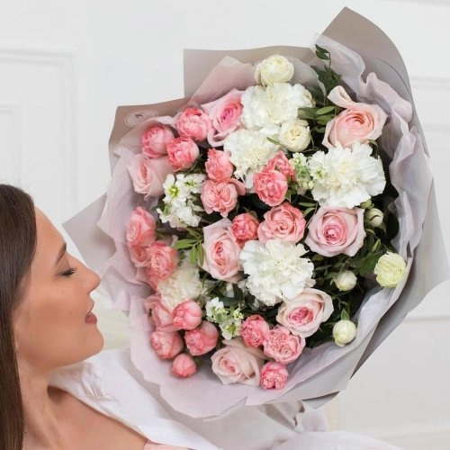Авторский букет с парфюмированной пионовидной розой Pink O'Hara и маттиолой