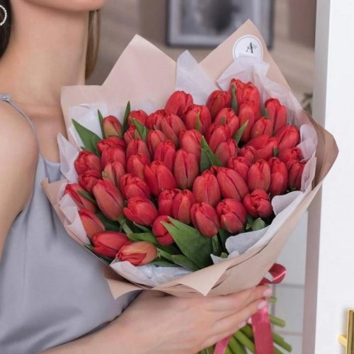 Букет из 51 красного тюльпана