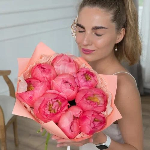Букет из 9 коралловых пионов