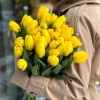 Букет из 35 желтых тюльпанов с лентой в Тюмени