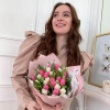 Букет из 25 розовых и белых тюльпанов в Тюмени