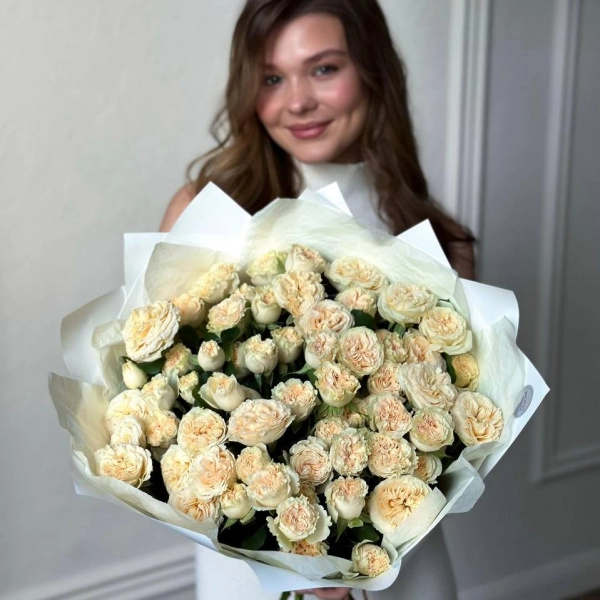 Букет из 11 персиковых кустовых роз в Тюмени