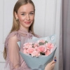 Букет из 15 розовых гвоздик с эвкалиптом в Тюмени